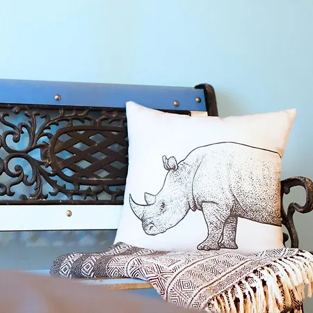 Ahoy Surf House ホステル フェレル